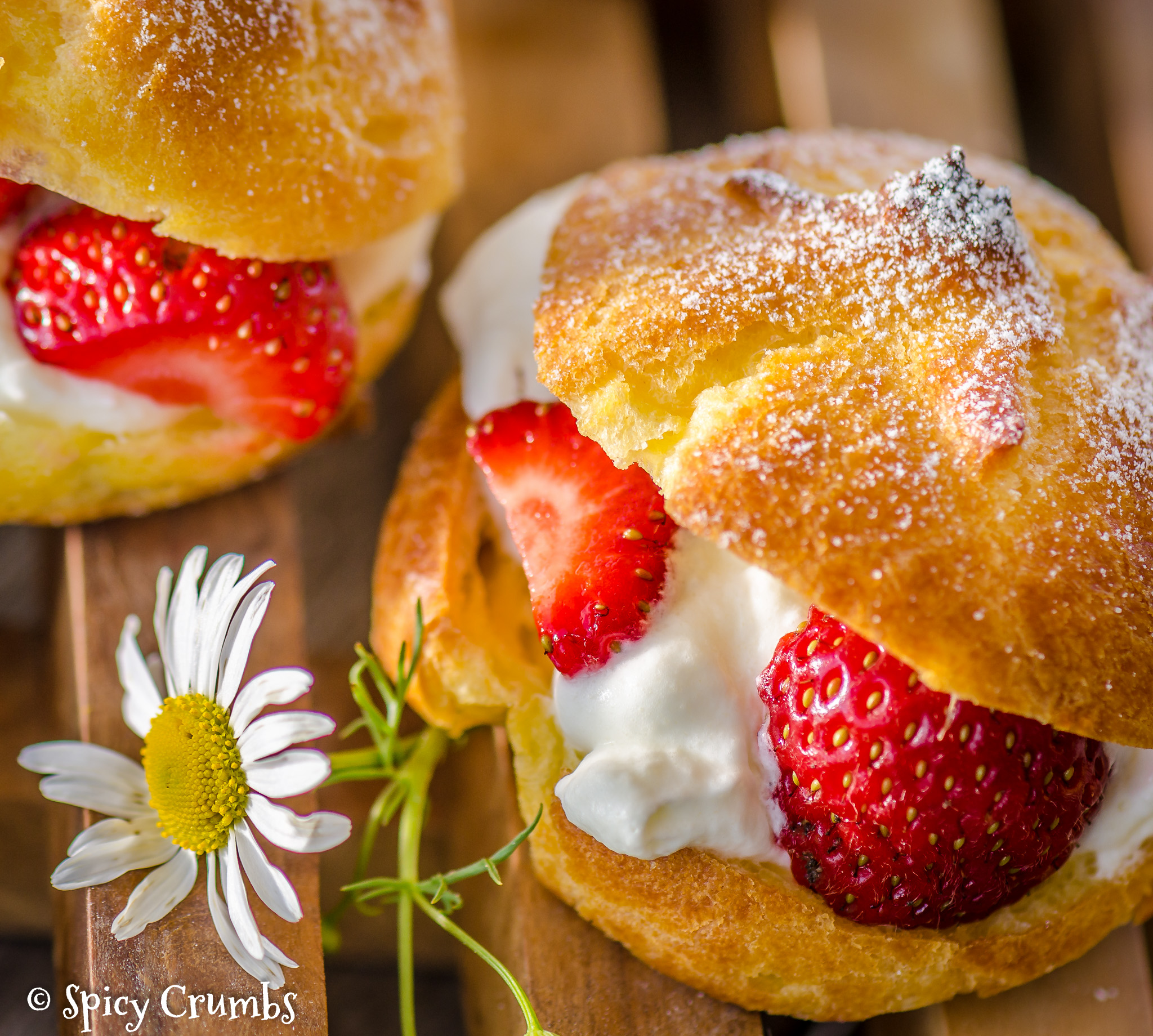 profiteroles s jahodami